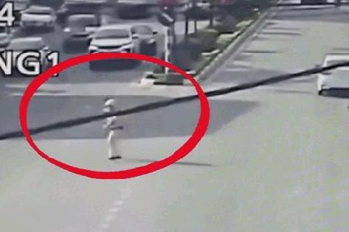 Khoảnh khắc CSGT kịp thời ngăn cản người phụ nữ lao vào đoàn xe ưu tiên