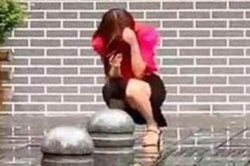 Ly hôn xong, vợ đứng chào chồng với nụ cười trên môi rồi bật khóc nức nở sau khi bóng anh đi khuất vì một lý do