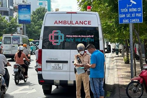 Kiểm tra, xử phạt xe sử dụng còi, đèn ưu tiên trái phép