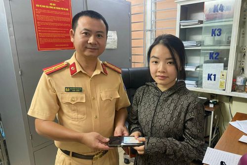 Cảnh sát giao thông trao trả tài sản cho người dân