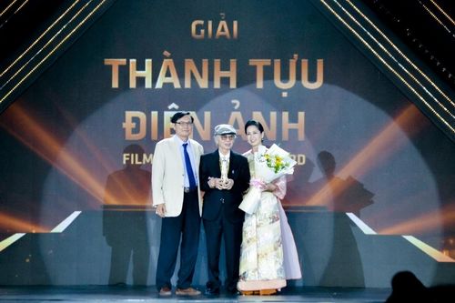 Đạo diễn NSND Đặng Nhật Minh nhận giải thưởng 'Thành tựu điện ảnh'