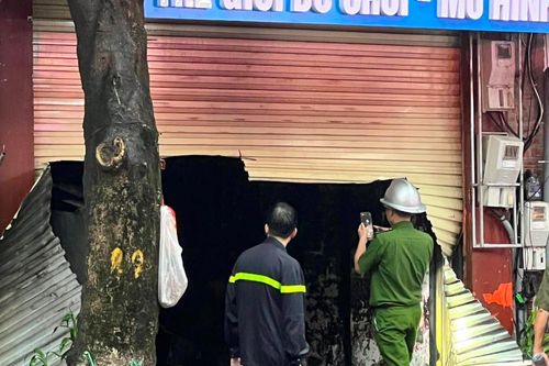Hà Nội: Cháy lớn, người dân theo lối thoát hiểm thoát ra ngoài sang nhà hàng xóm