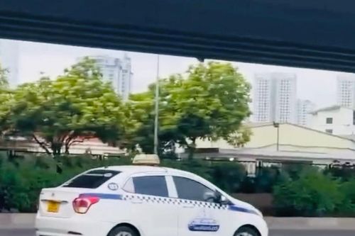 Hà Nội: Xử lý người điều khiển xe taxi phóng ngược chiều, đánh võng trên đường