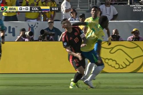 Vinicius thúc cùi chỏ vào mặt James Rodriguez