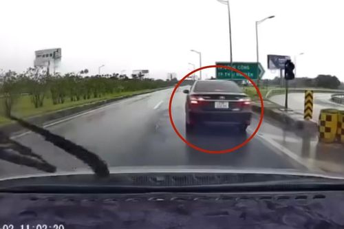 Quá lối ra, ô tô con đi lùi trên cao tốc Hà Nội - Thái Nguyên
