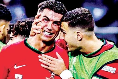 Ronaldo lại khóc