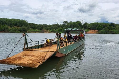 Người dân mong mỏi có cầu qua sông