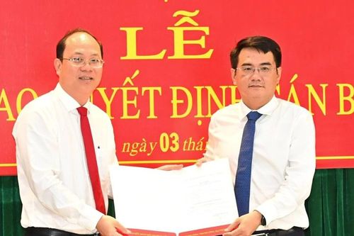 Phó Bí thư Thường trực Thành ủy TPHCM Nguyễn Hồ Hải trao quyết định cán bộ tại huyện Bình Chánh