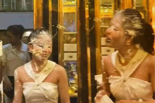 Cô gái 'điếng người' khi bị bạn thân úp bánh kem vào mặt