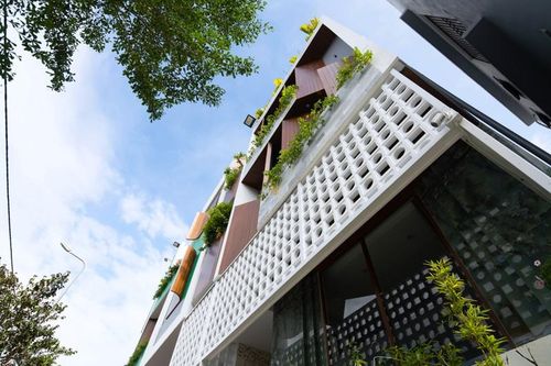 Sử dụng 'nếp gấp' điều tiết nắng, nhà hướng Tây mát rười rượi