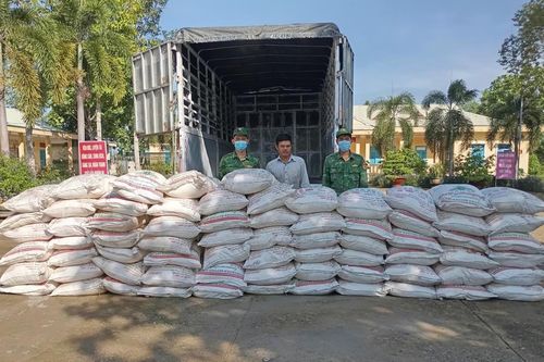 Bắt giữ đối tượng vận chuyển khoảng 3,5 tấn đường cát không có giấy tờ hợp pháp