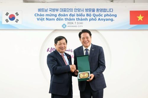 Thượng tướng Lê Huy Vịnh làm việc với thị trưởng thành phố Anyang