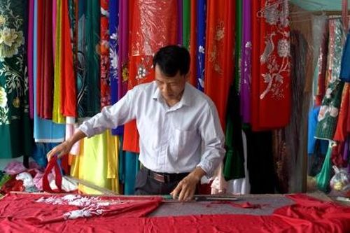 Ngôi làng đặc biệt chỉ đàn ông may áo dài