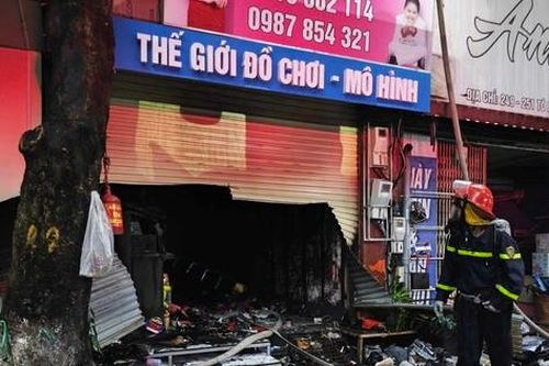 Hà Nội: Cháy cửa hàng bán đồ chơi xe điện, nhiều người thoát nạn
