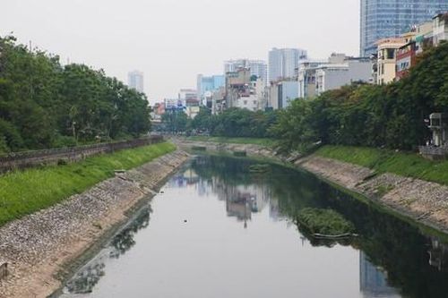 Sau thời gian ngắn ngủi chuyển màu xanh, nước sông Tô Lịch lại đen kịt, hôi thối
