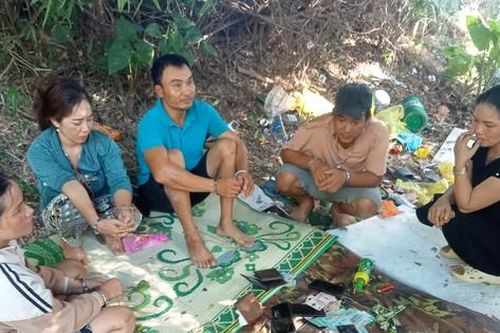 Ra nghĩa địa lập sới bạc để né cơ quan chức năng