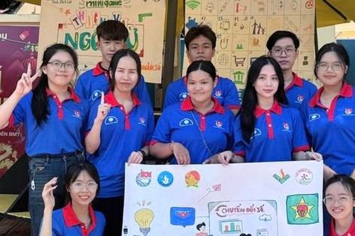 Sôi nổi những gian hàng tình nguyện của thanh niên