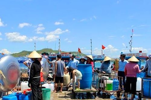 Hàng nghìn người dân sống trên đảo ở Nha Trang được cấp nước sinh hoạt trở lại