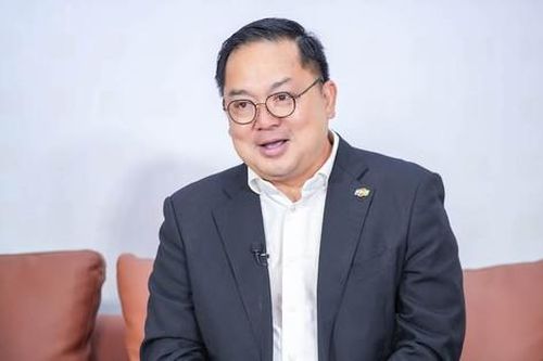 Ông Hoàng Nam Tiến khuyên gen Z: Trừ 'ngậm thìa vàng', còn không phải kiếm một nghề nuôi thân