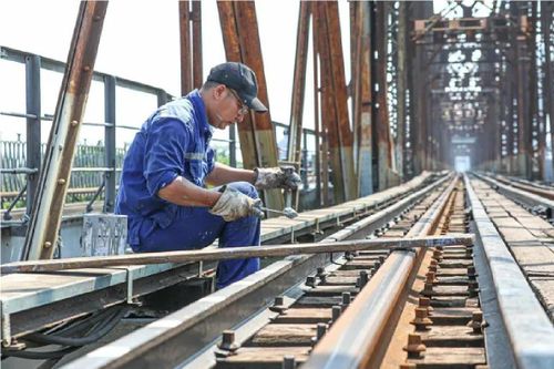 Đề xuất chi 425 tỷ đồng sửa cầu đường sắt Long Biên, Phú Lương