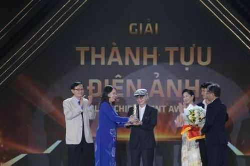 Đạo diễn, NSND Đặng Nhật Minh nhận giải Thành tựu điện ảnh
