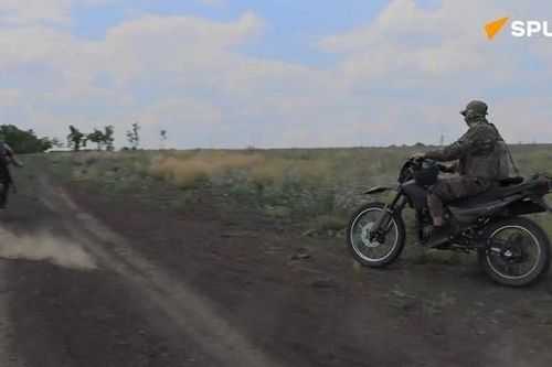 Cận cảnh lính Nga lái xe máy, luồn lách tấn công vào các vị trí của Ukraine