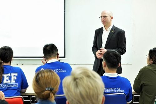 Học với giảng viên nước ngoài - lợi thế của sinh viên Gloucestershire Vietnam