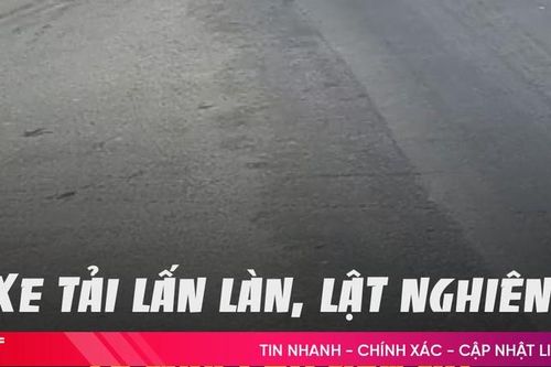 Xe tải lật nghiêng, người đi xe máy chờ đèn đỏ thoát nạn trong gang tấc