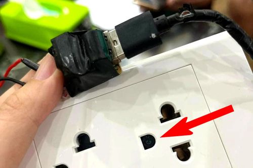 Hà Nội: Phát hiện camera giấu kín trong ổ điện nhà vệ sinh