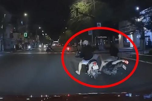 Thanh niên đạp ngã người đi xe máy trên đường