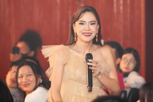 Hà Nhi 'xịt keo' khi bị khán giả đọc nhầm tên trên sân khấu