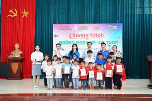 Hành trình yêu thương ''Để em được tới trường''