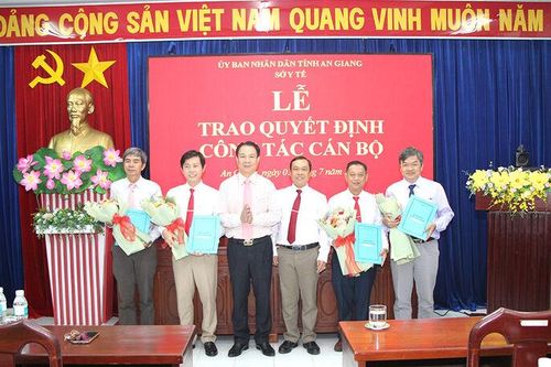 Sở Y tế An Giang trao quyết định cán bộ