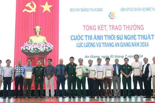 Trao thưởng Cuộc thi ảnh thời sự nghệ thuật lực lượng vũ trang tỉnh An Giang