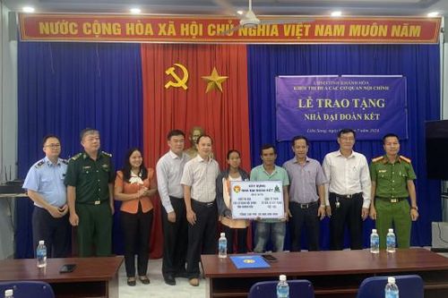 Khối Thi đua các cơ quan nội chính tỉnh: Trao tặng nhà đại đoàn kết cho 1 hộ nghèo huyện Khánh Vĩnh