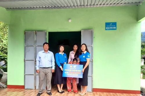 Bàn giao nhà 'Mái ấm tình thương' cho hội viên phụ nữ khuyết tật ở Cam Lâm
