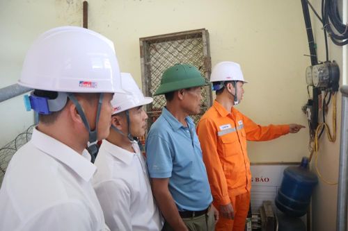 Công ty Điện lực Lai Châu kiểm tra, hướng dẫn các khách hàng sử dụng điện an toàn