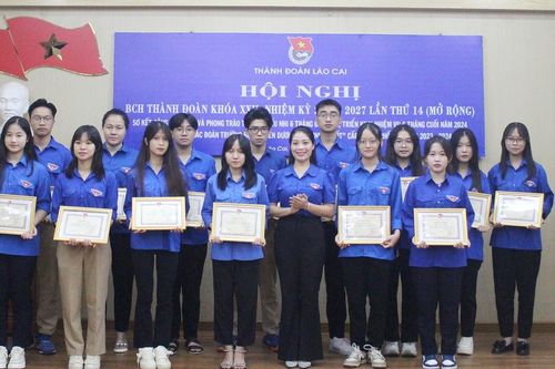 Thành đoàn Lào Cai tuyên dương học sinh '3 tốt' cấp thành phố