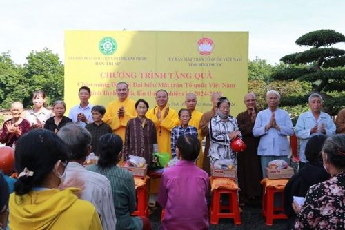 Bình Phước: Ban Trị sự Phật giáo tỉnh cùng UBMTTQVN tỉnh tặng 200 phần quà đến gia đình nghèo