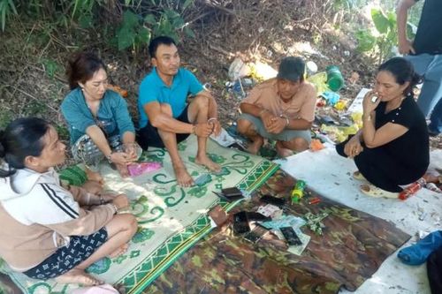 Bắt quả tang 5 đối tượng rủ nhau ra nghĩa địa đánh bạc
