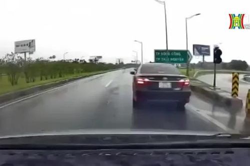 Lại thêm một vụ lái xe đi lùi trên cao tốc
