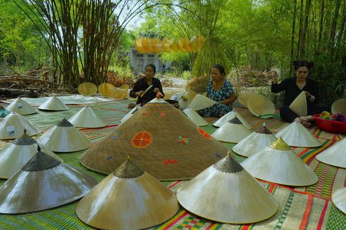 Công phu nghề làm nón lá tiến vua có tuổi đời gần 300 năm