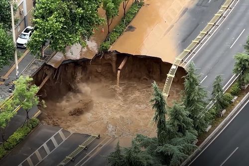 Hố sụt lớn xuất hiện trên đường ở Trung Quốc