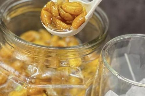 Chế biến đồ uống đơn giản nhưng uống vào hết ho lại giải nhiệt từ quất hồng bì đang vào mùa