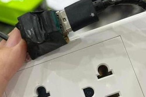 Thêm phòng trọ bị tố lắp camera ẩn trong ổ điện ở Hà Nội