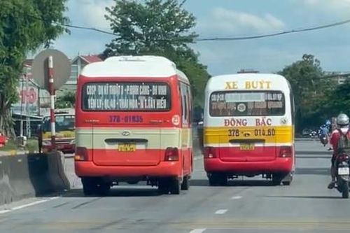 Người đi đường thót tim chứng kiến 2 xe buýt rượt đuổi, chèn ép nhau trên Quốc lộ 1