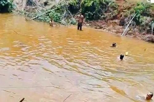 Rủ nhau ra ao gần nhà tắm, 2 em nhỏ bị đuối nước tử vong