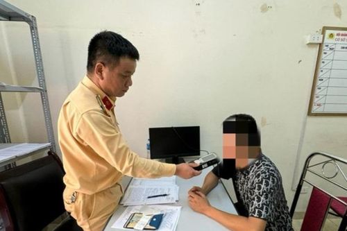 Triệu tập lái xe khách 29 chỗ vượt đèn đỏ, đâm lật ô tô tải rồi bỏ chạy