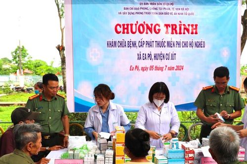 Công an tỉnh Đắk Nông khám bệnh, cấp phát thuốc miễn phí cho người dân xã Ea Pô