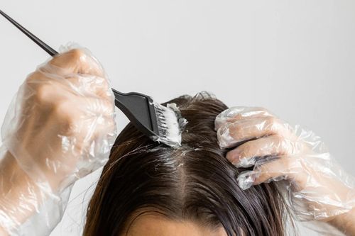 Thi tốt nghiệp xong, sĩ tử tranh thủ xin bố mẹ nhuộm tóc, xăm hình